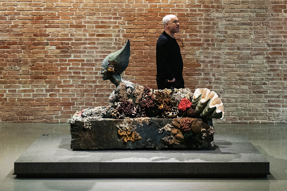 Дэмиен Херст со скульптурой  «Сфинкс». Выставка «Сокровища затонувшего корабля “Невероятный”», Венеция, 6 апреля 2017 года