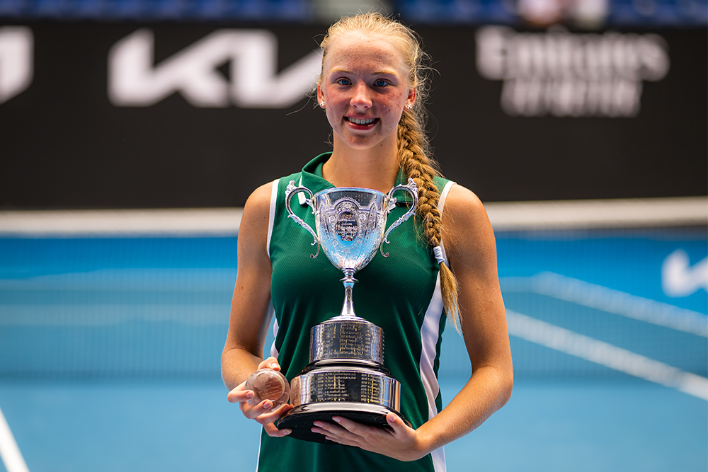 Алина Корнеева  со своим  трофеем во время чемпионата Australian Open. Мельбурн, 28 января 2023 года