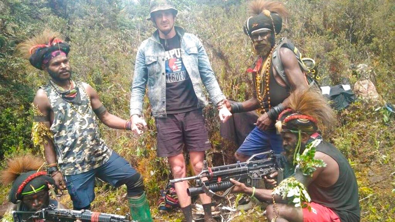 Гражданин Новой Зеландии Филип Мертенс в окружении папуасов-сепаратистов