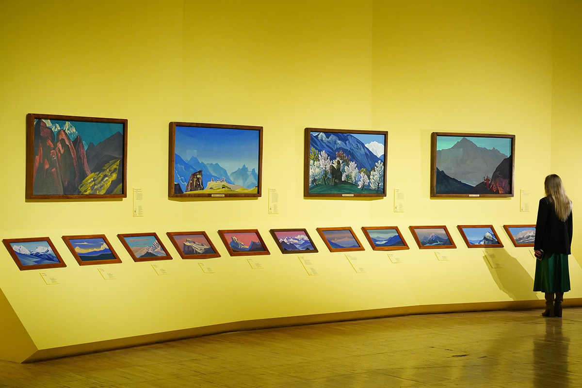 Экспозиция выставки «Николай Рерих» в Государственной Третьяковской галерее