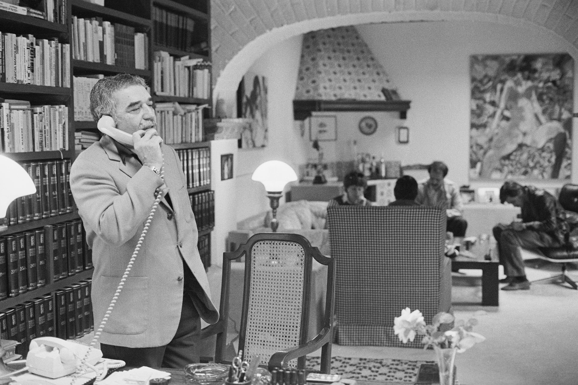 Маркес принимает поздравления в связи с вручением ему Нобелевской премии, 20 октября 1982 года