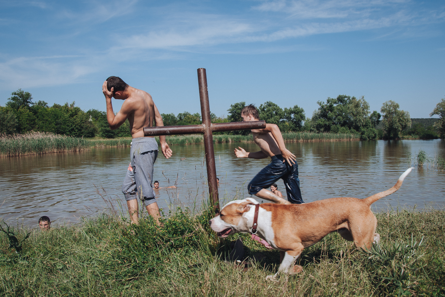 Село Хрустовая. Купание в озере — одно из любимых развлечений молодежи в селе