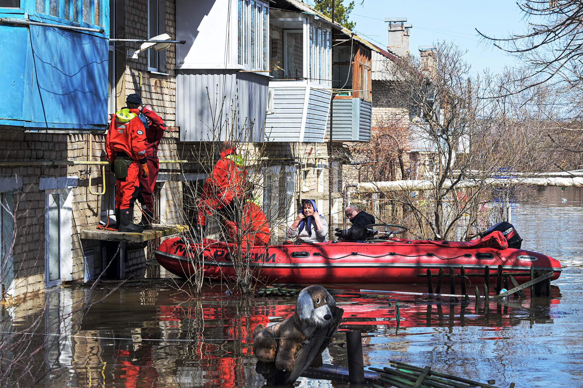 Спасатели эвакуируют местных жителей на затопленной улице в Оренбурге