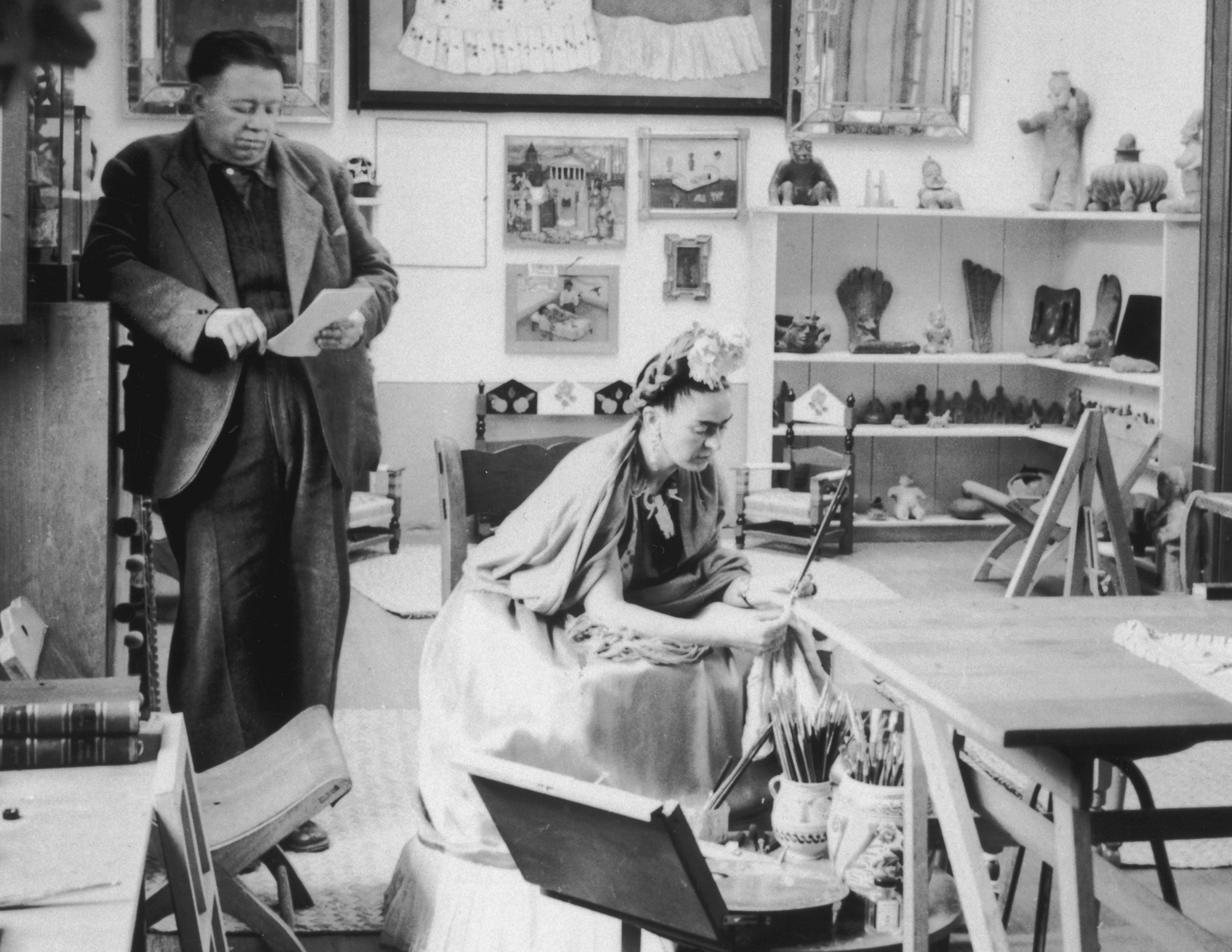 Диего Ривера и Фрида Кало читают и работают в студии