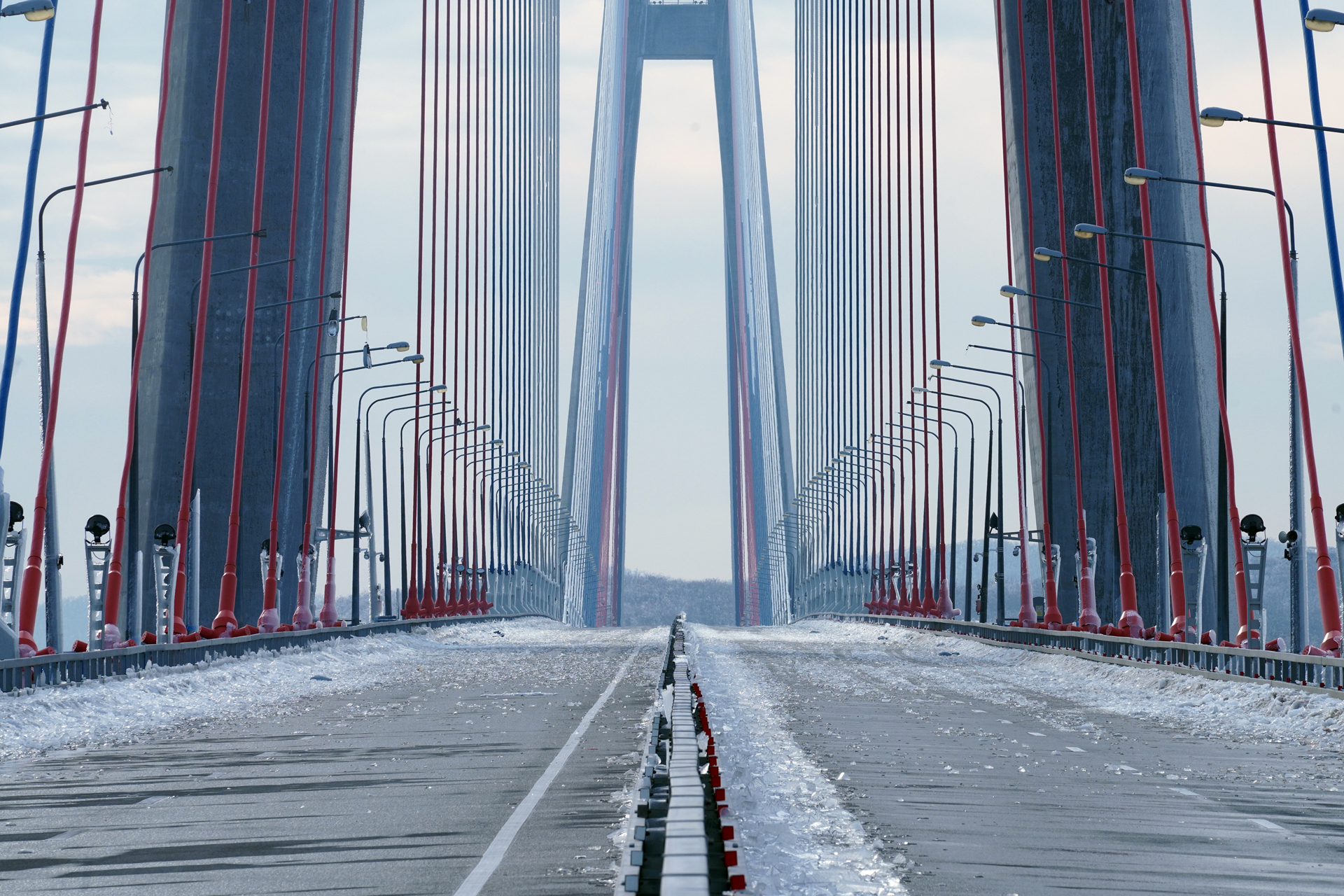 Лед, счищенный с вант Русского моста через пролив Босфор Восточный