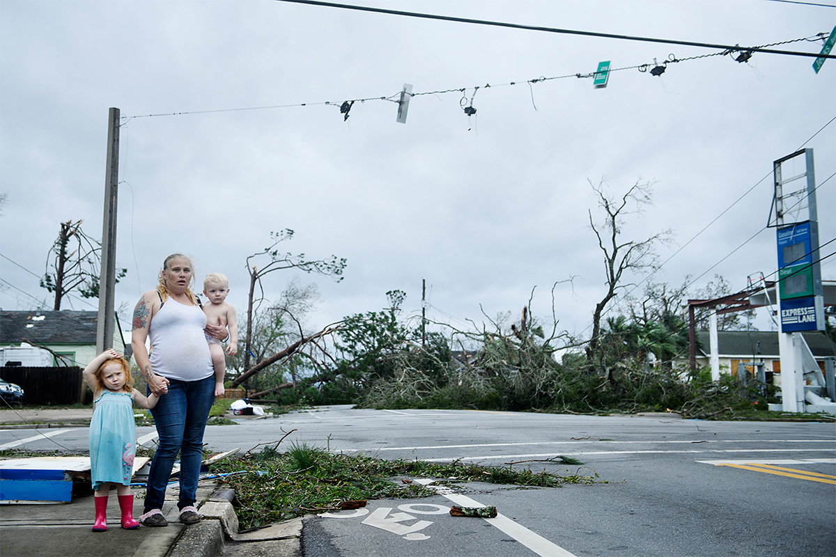 «Майкл» принес во Флориду самый сильный за более чем 100 лет шторм. На фото: жительница города Панама-Сити с детьми