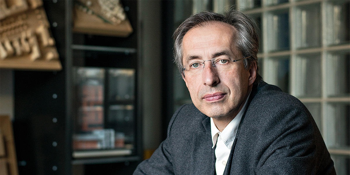 Не сносить, а наслаивать: интервью с Сергеем Чобаном