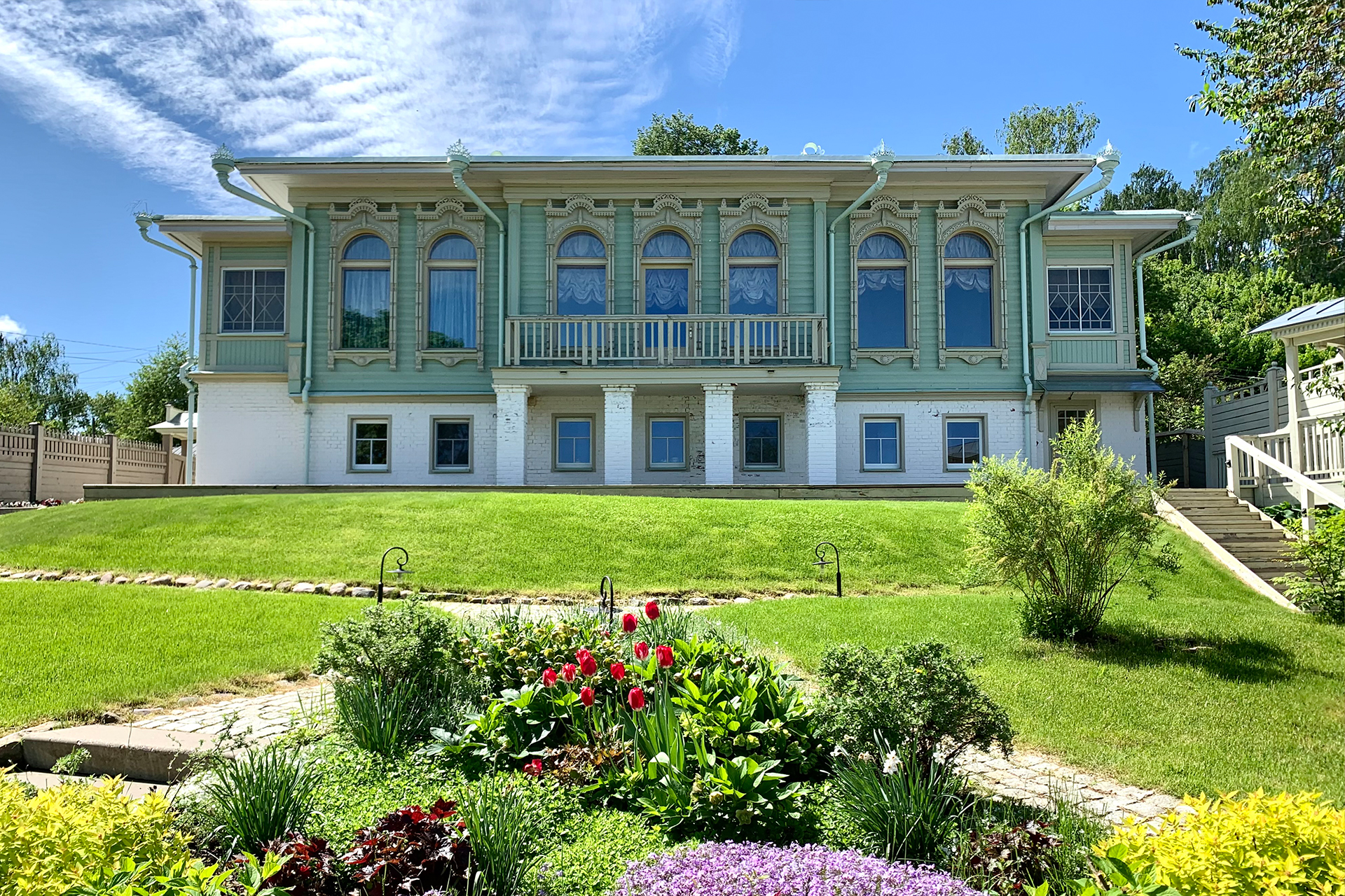 «Дом о семи окнах», построенный Шевцовым в 2013 году, даже эксперты принимают за дом XIX века
