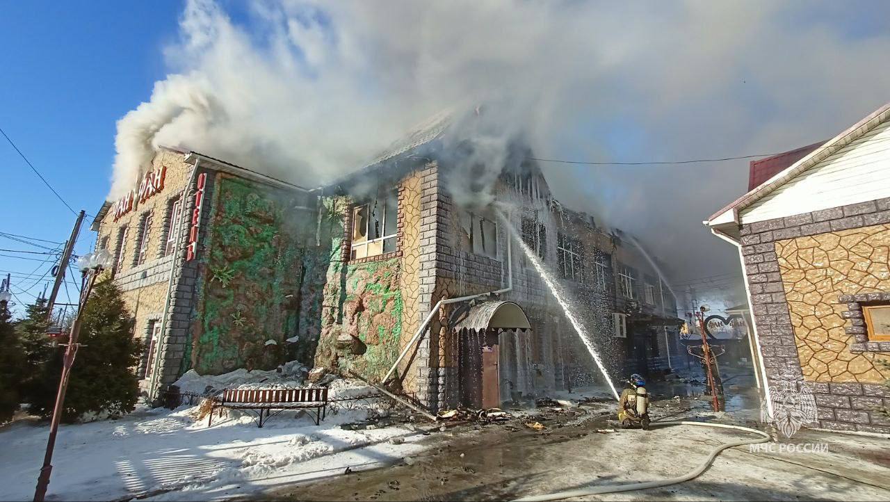 Фото с места пожара в Омске