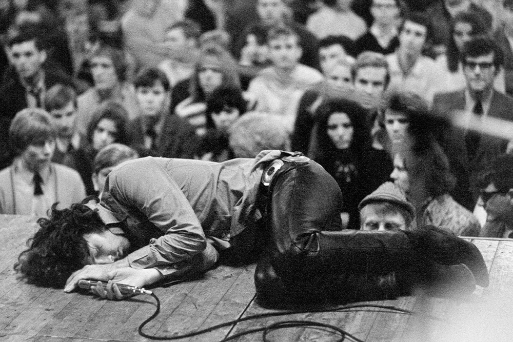 Джим Моррисон во время выступления, 1968 год