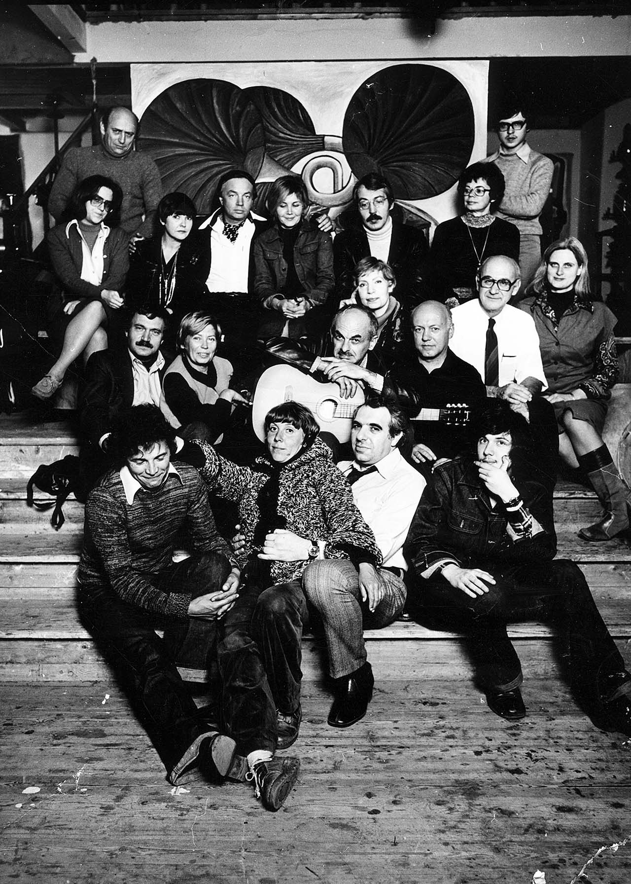 С компанией друзей. Булат Окуджава (в центре), Евгений Рейн (в первом ряду второй справа), Белла Ахмадулина и Андрей Вознесенский (верхний ряд, слева)