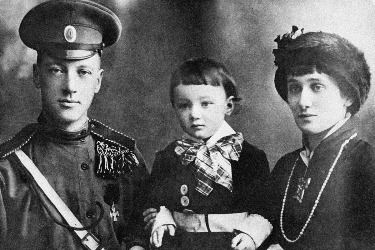 Николай Гумилев и Анна Ахматова с сыном Львом, 1915 год