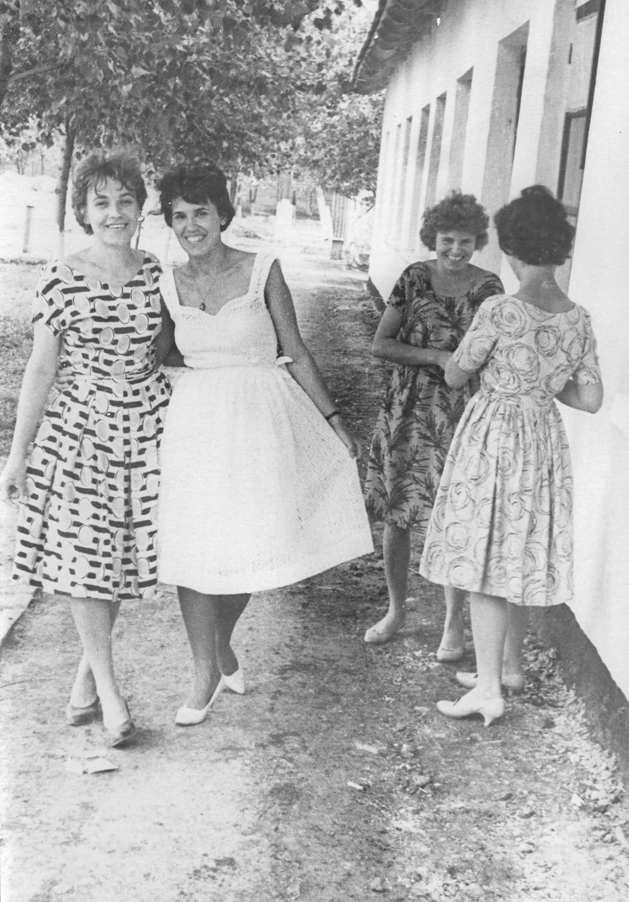 Портрет четырех молодых женщин в туфлях-лодочках на шпильке, СССР, 1961 год