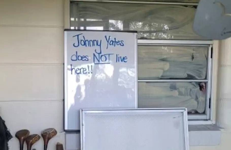 Доска с надписью «Джонни Йейтс здесь не живет!!»