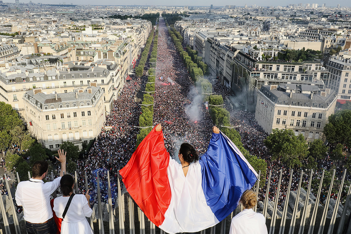 На улицы Парижа в воскресенье вышло больше миллиона человек. На фото: Вид с Триумфальной арки, Париж