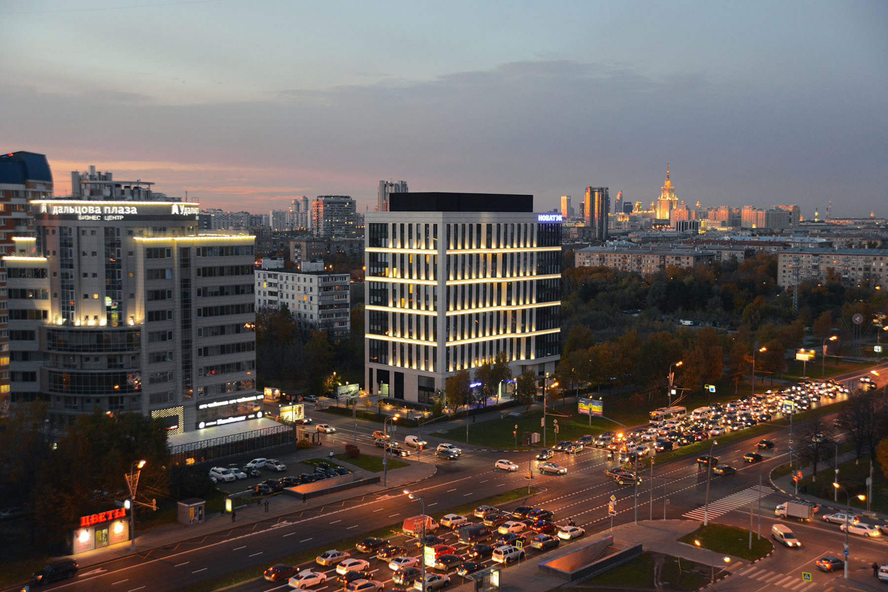 Вид на Ленинский проспект и бизнес-центр «Удальцова Плаза»