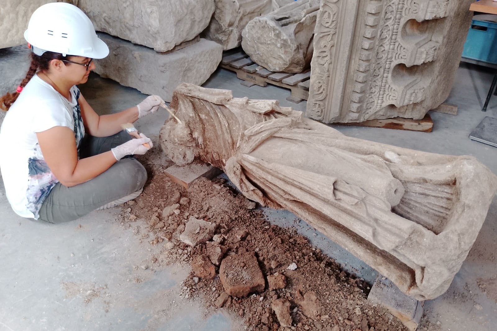 Археолог очищает статую «танцующей музы»