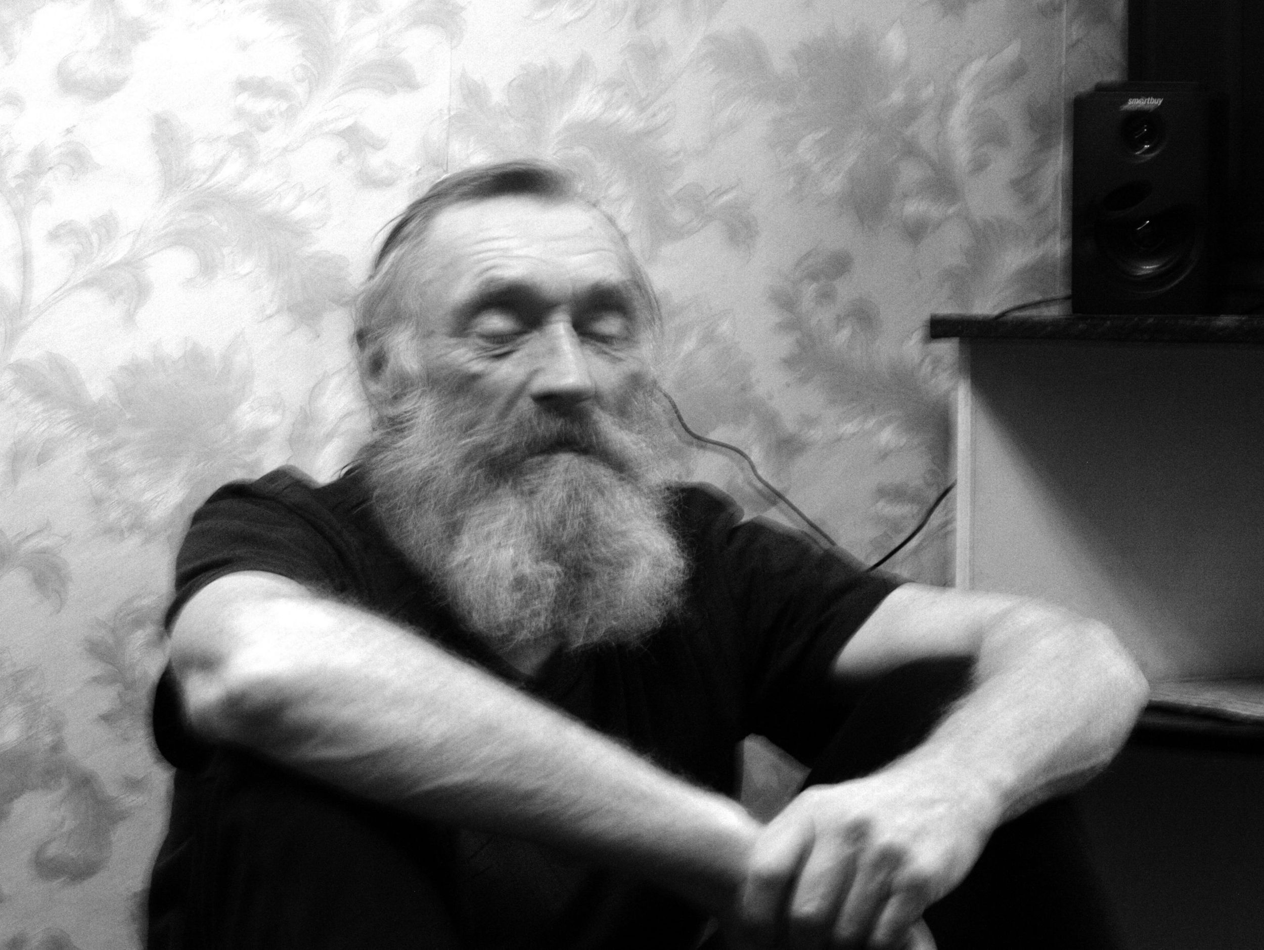 Василий, один из подопечных «Дома на полдороги», медитирует Фото: Дарья Ивановская для ТД