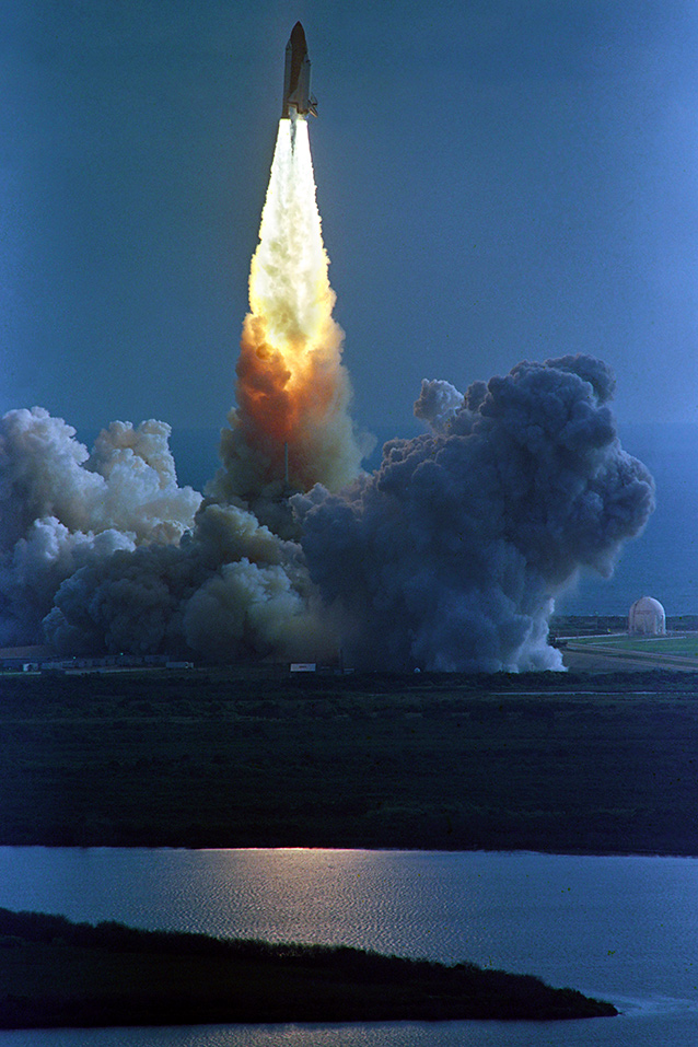 24 апреля 1990 года «Дискавери» взлетел с мыса Канаверал. На борту было пять астронавтов и самый зоркий в мире телескоп. Без искажений атмосферы «Хаббл» позволял видеть в семь раз дальше, чем телескопы предыдущих поколений
