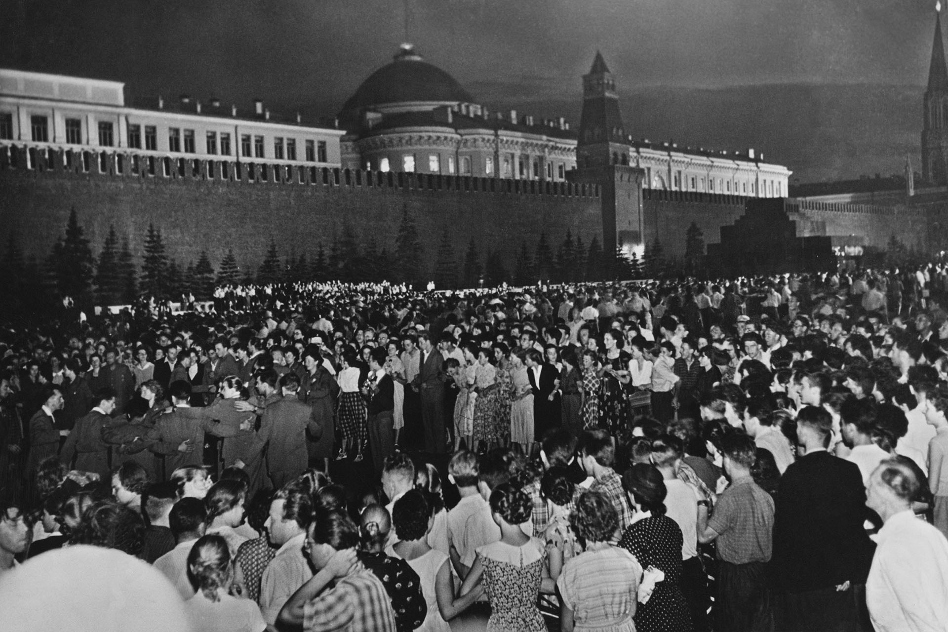 Толпа возле стен Кремля в ночь открытия VI Всемирного фестиваля молодежи и студентов, Москва, 30 июля 1957 года