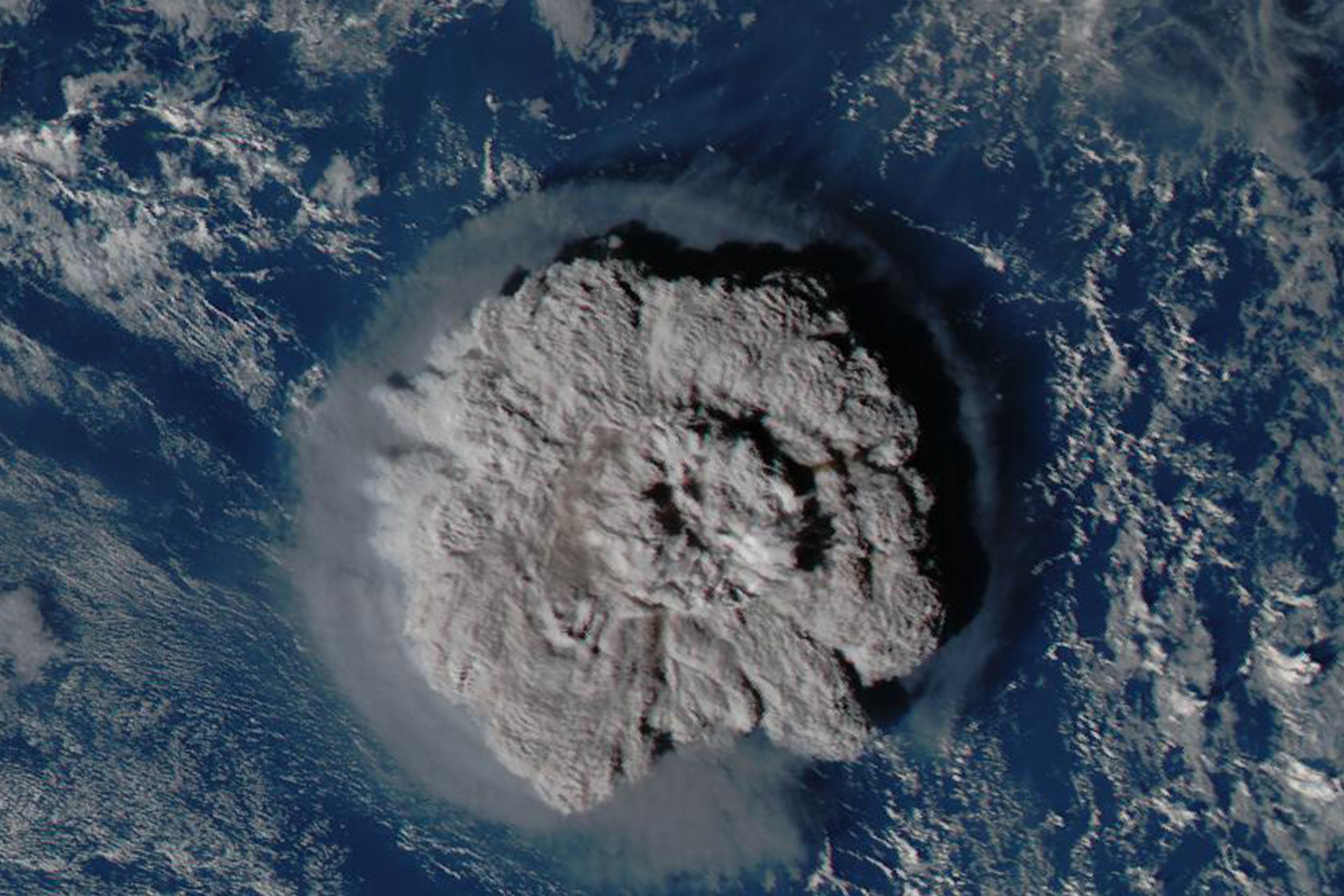 Извержение Хунга-Тонга-Хунга-Хаапай, вид со спутника Himawari-8 от 15 января 2022 года
