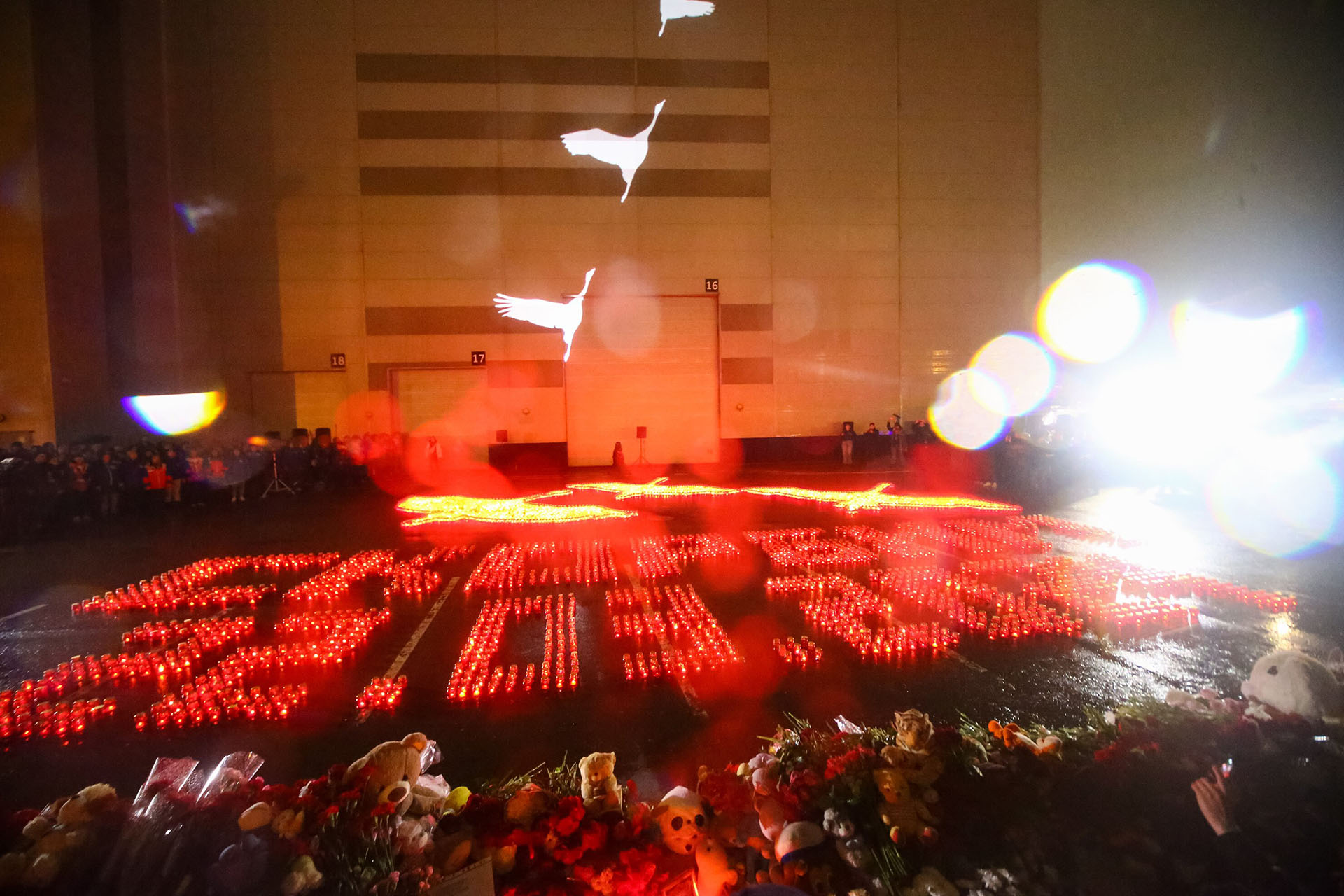Проекция «Летят журавли» на здании «Крокус Сити Холла» в память о жертвах теракта