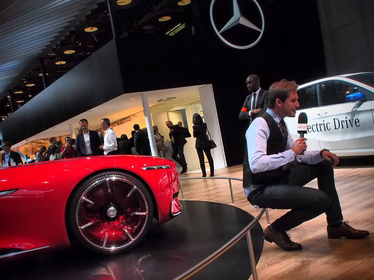 Но журналисты готовы были петь осанну этому шедевру автомобильного дизайна, показанному, как и многие другие экспонаты, задолго до автосалона. Mercedes-Maуbach Vision 6 продемонстрировали на конкурсе элегантности Пеббл-Бич еще в августе