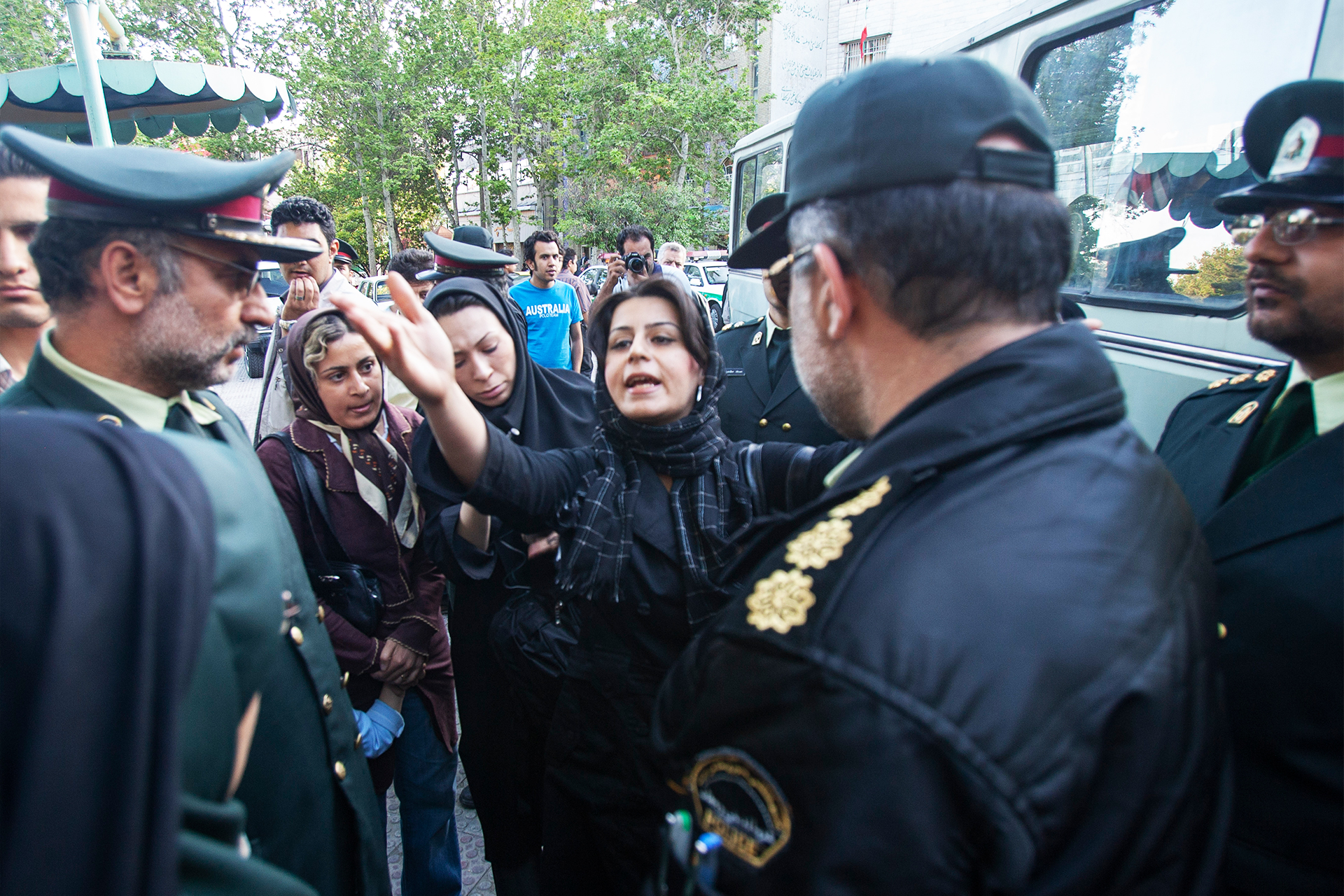 Женщина во время разговора с представителями полиции нравов в Тегеране, 2007 год