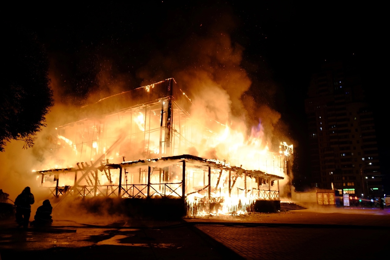 Ночной пожар уничтожил половину торгового центра на юге Петербурга