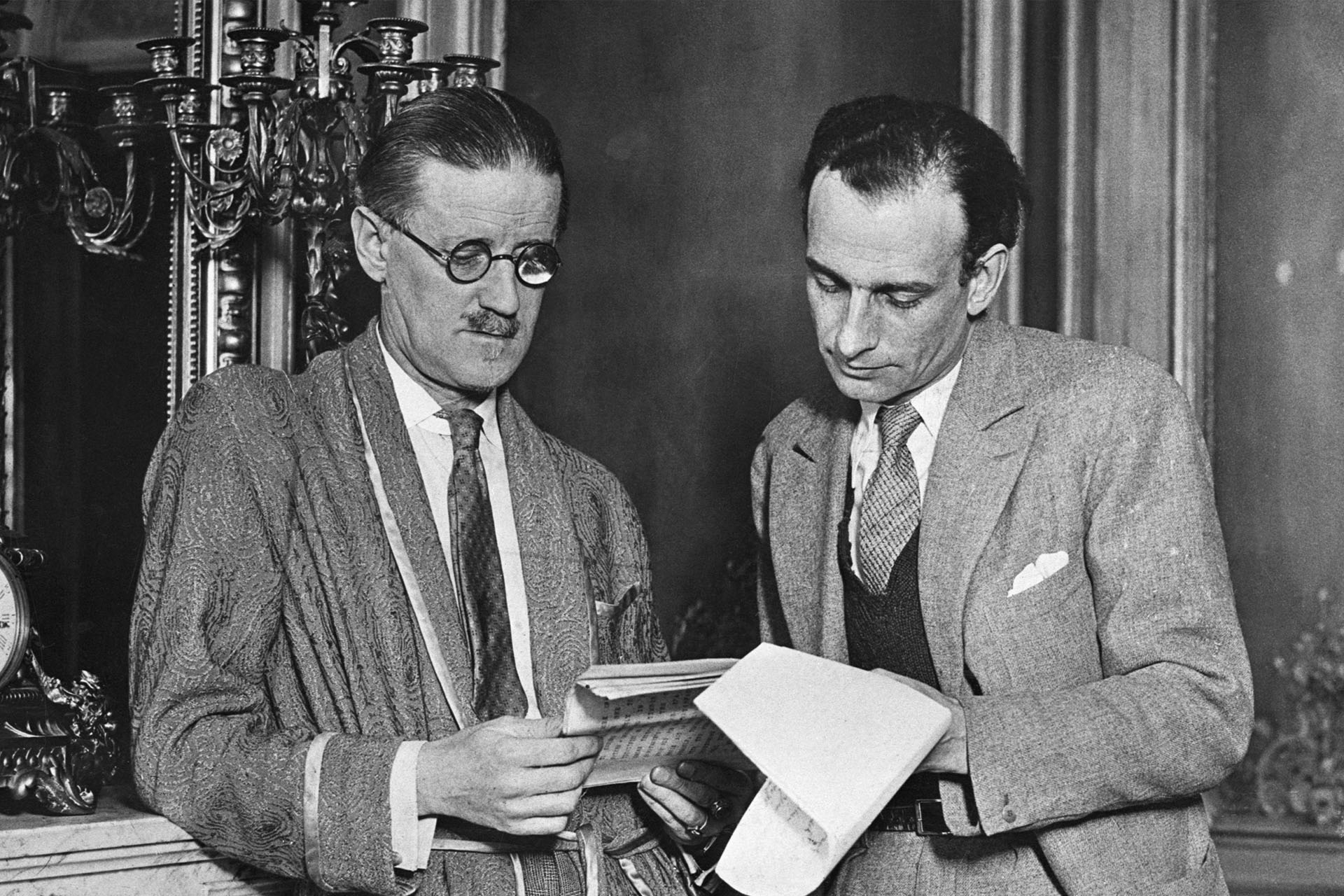 Писатель Джеймс Джойс (слева) с неизвестным