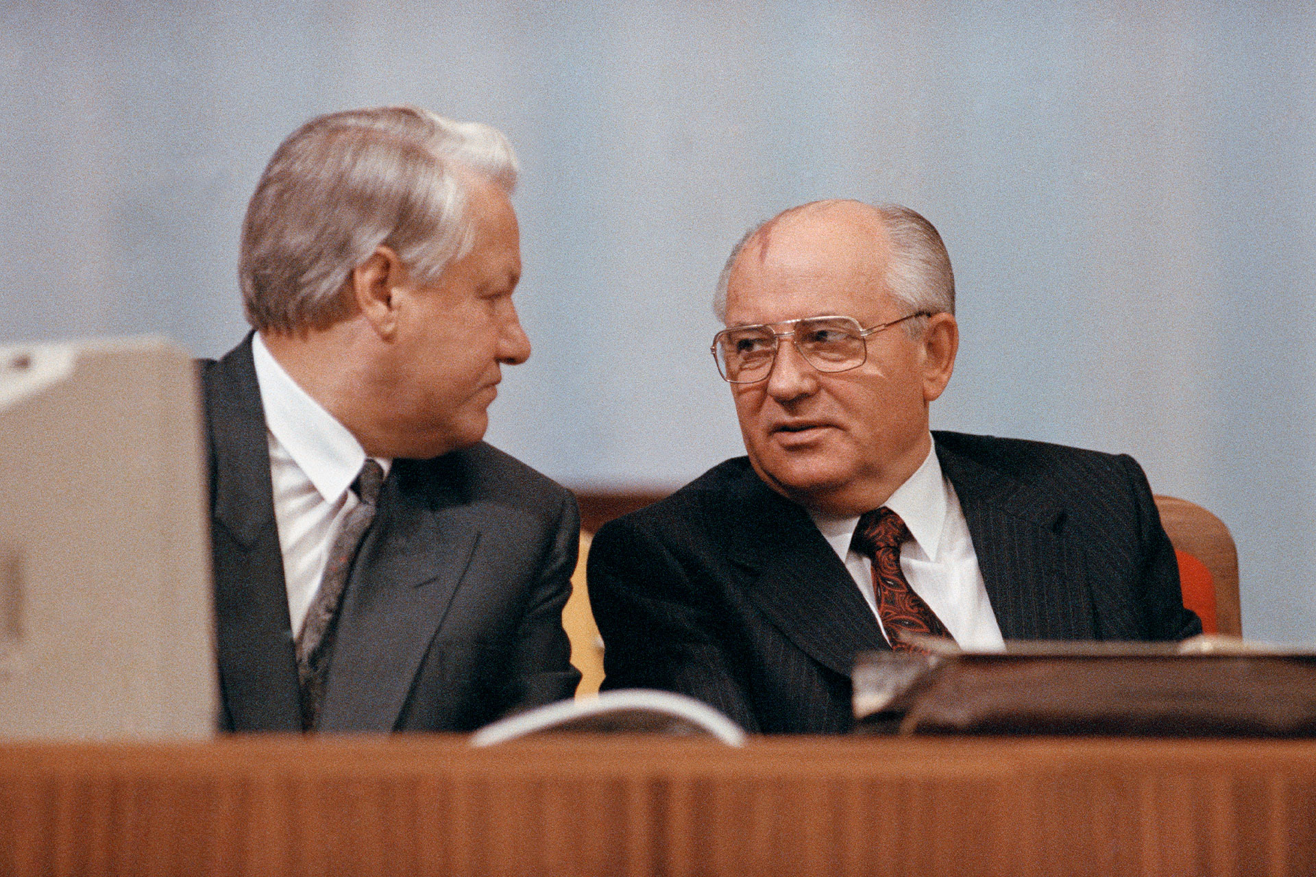 Борис Ельцин и  Михаил Горбачев на Съезде народных депутатов России в Белом доме в Москве