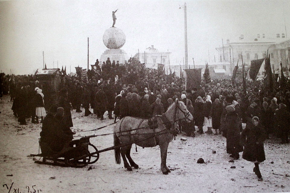 Тем временем по всей стране стали открываться бесчисленные памятники Ленину. На фото митинг по случаю открытия одного из первых памятников Ленину в Нижнем Тагиле (1925 год)