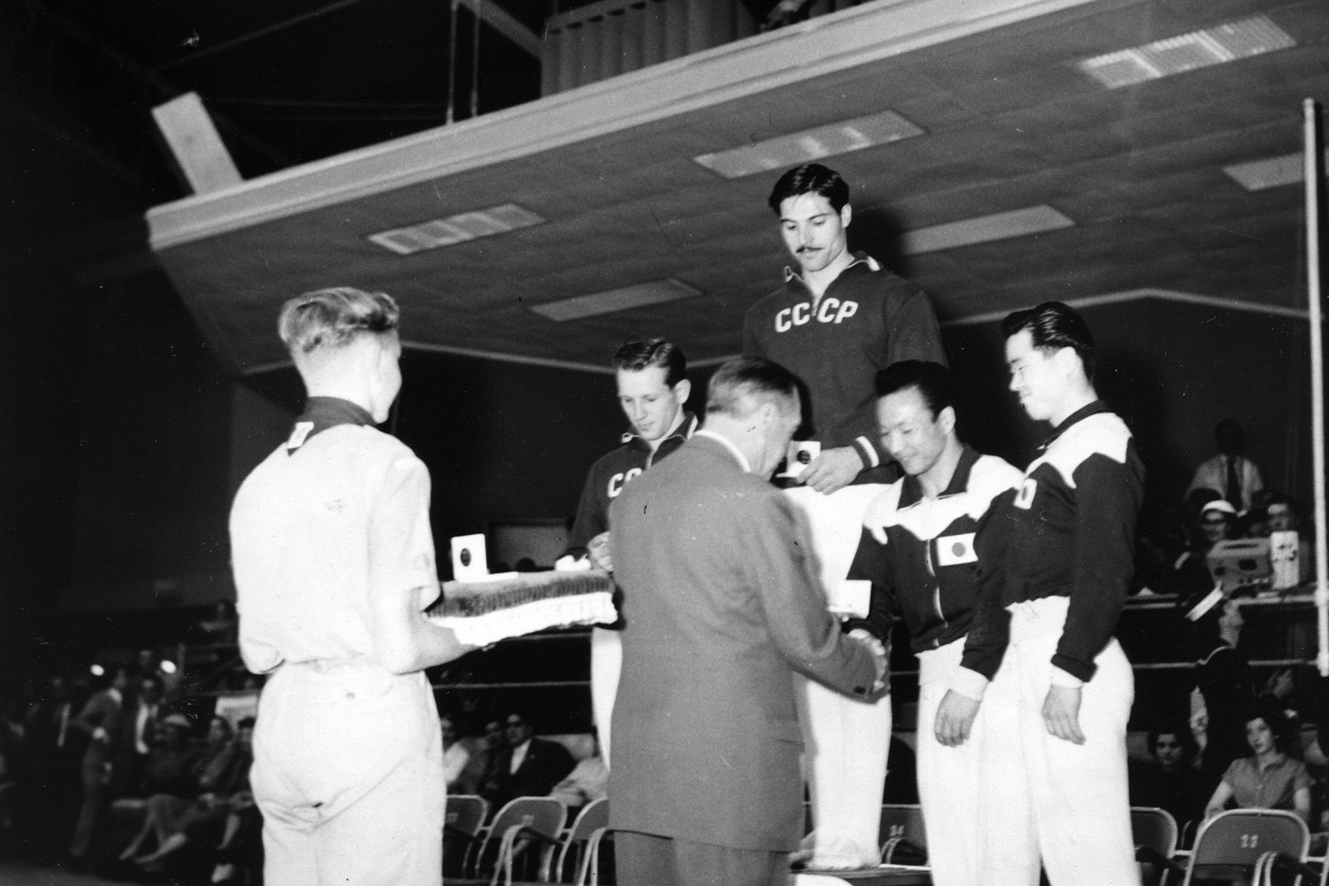 Вручение золотой медали Альберту Азаряну во время Олимпийских игр в Мельбурне, 1956 год