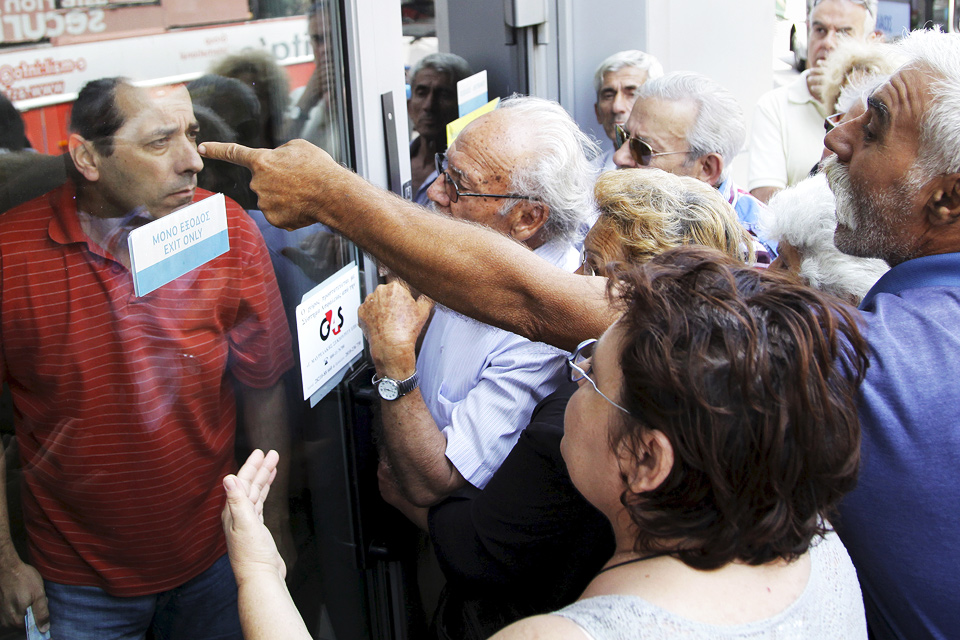 Ираклио, Крит. Пенсионеры штурмуют отделение Национального банка. Министерство финансов пообещало временно открыть тысячу банков только для обслуживания пенсионеров