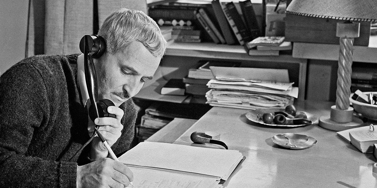 Повесть обманутой души. Чем плохи и чем интересны стихи Константина Симонова