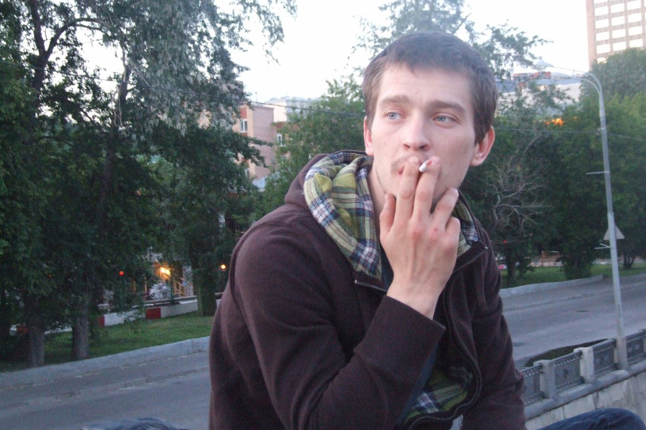Евгений Алёхин перед клубом Double Bourbon, 30 мая 2010 года