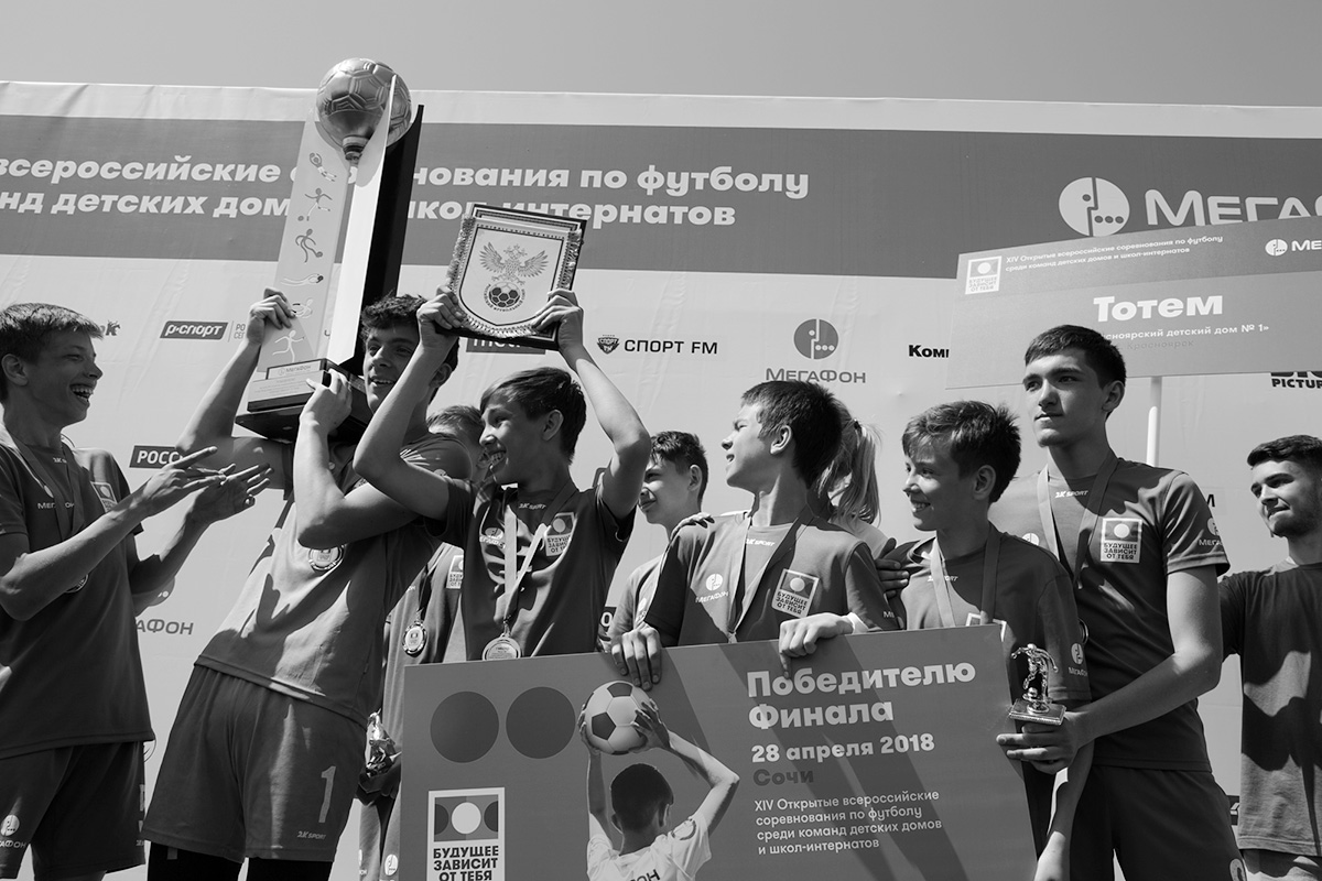 Победители турнира старшей возрастной группы (14–15 лет) команда «Тотем» из Красноярска. Главный приз турнира — поездка в Лондон на неделю и знакомство с английской командой «Арсенал».