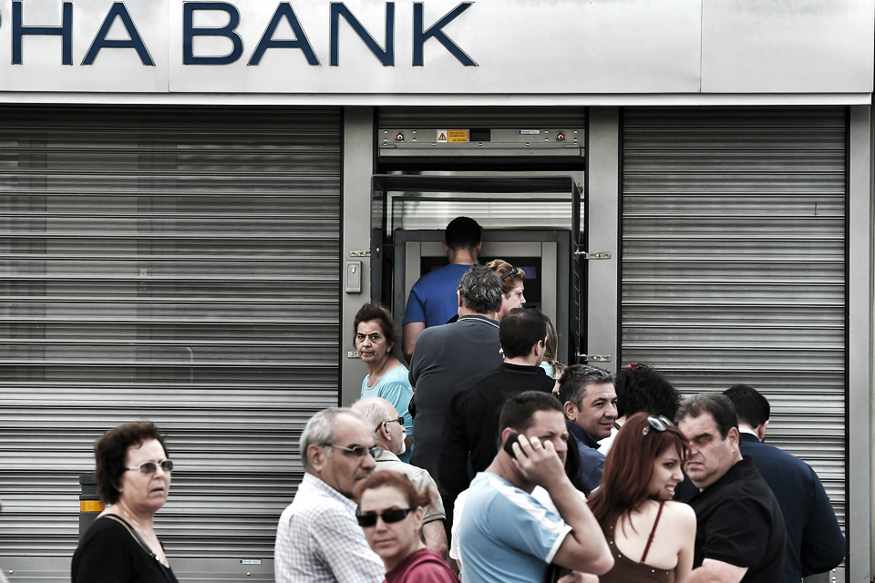 В Греции паника и очереди к банкоматам: люди пытаются снять наличные. Правительство закрыло банки на неделю. На исходе этого срока можно будет снять лишь 60 евро в день