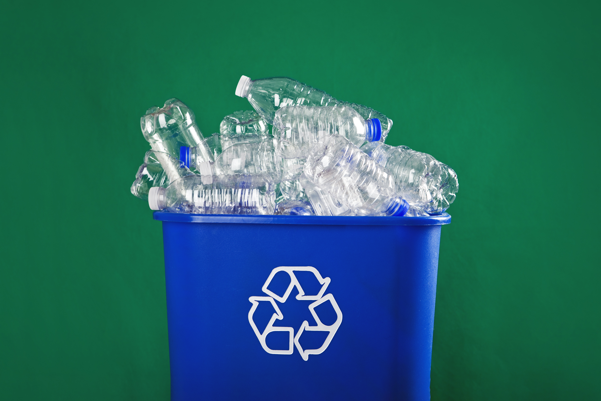 Пластиковые отходы. Plastic bottles and dishes. Пластик переработка. Переработка пластиковых бутылок. Материалы из пластмассы.