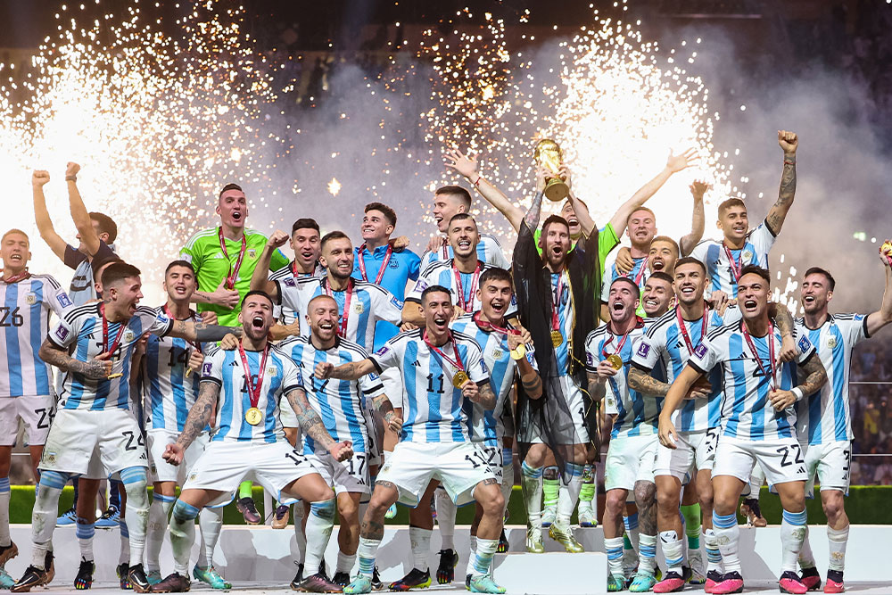 Сборная Аргентины с кубком чемпионата мира по футболу после победы  в Катаре, 2022 год