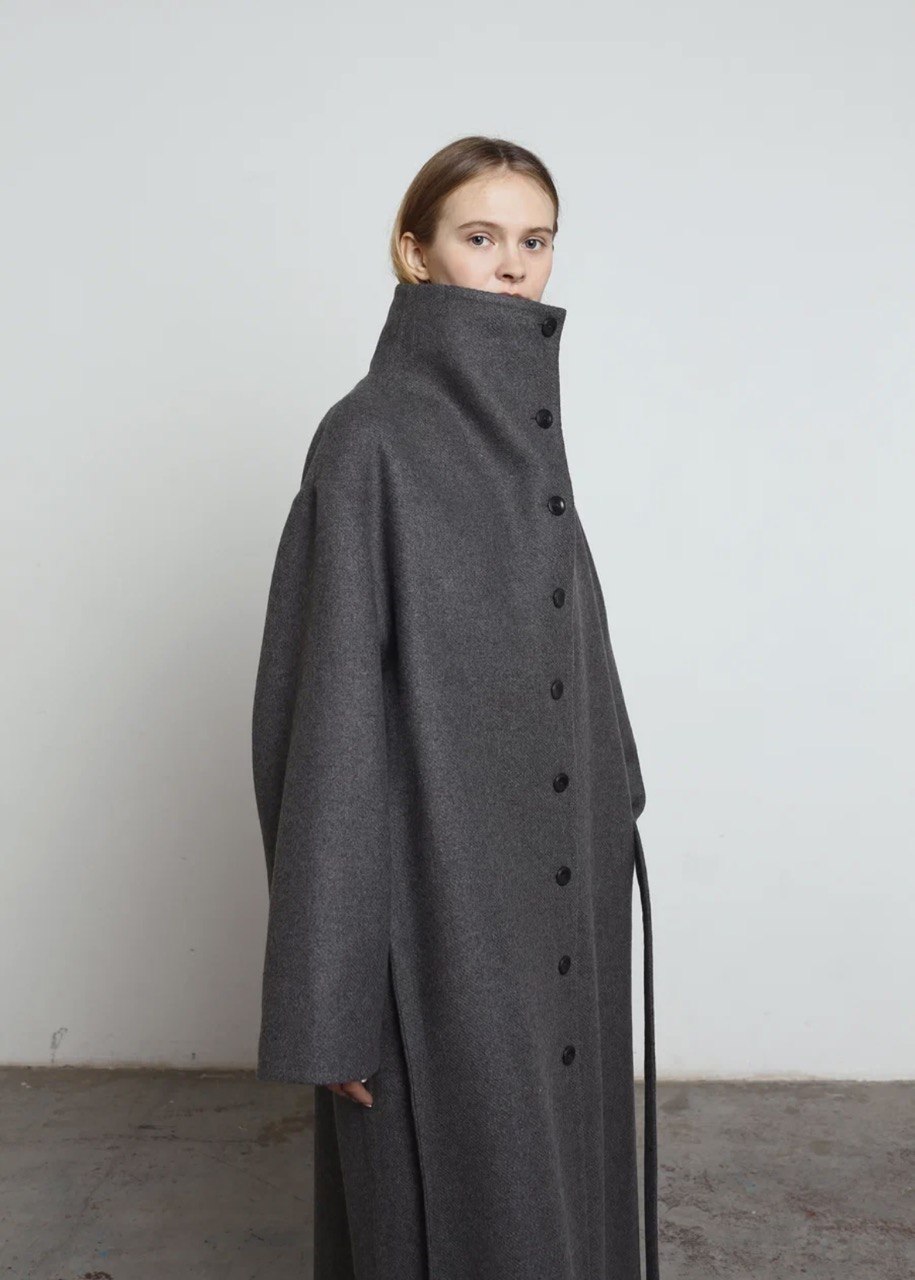 Пальто с высоким воротником, цена – 43 000 рублей