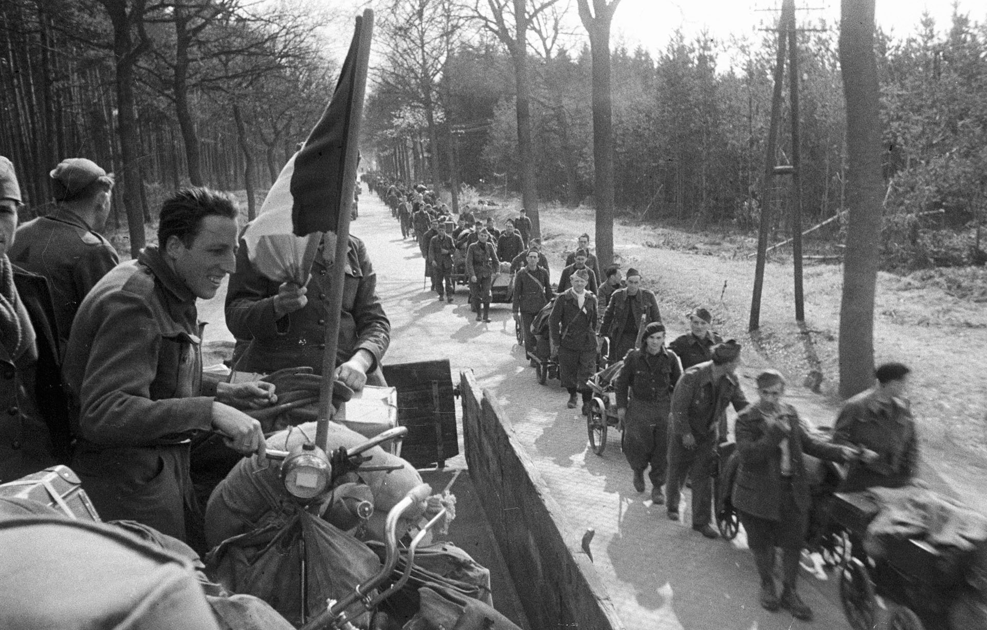 Освобожденные солдаты союзных войск возвращаются из плена. Окрестности Берлина, май 1945 года