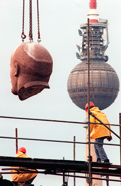 Демонтаж памятника Ленину в Берлине, 1991 год