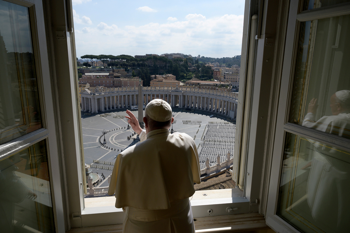 Папа Франциск по видеосвязи посылает виртуальные объятия после еженедельной молитвы Ангелус. Ватикан, 15 марта 2020 года