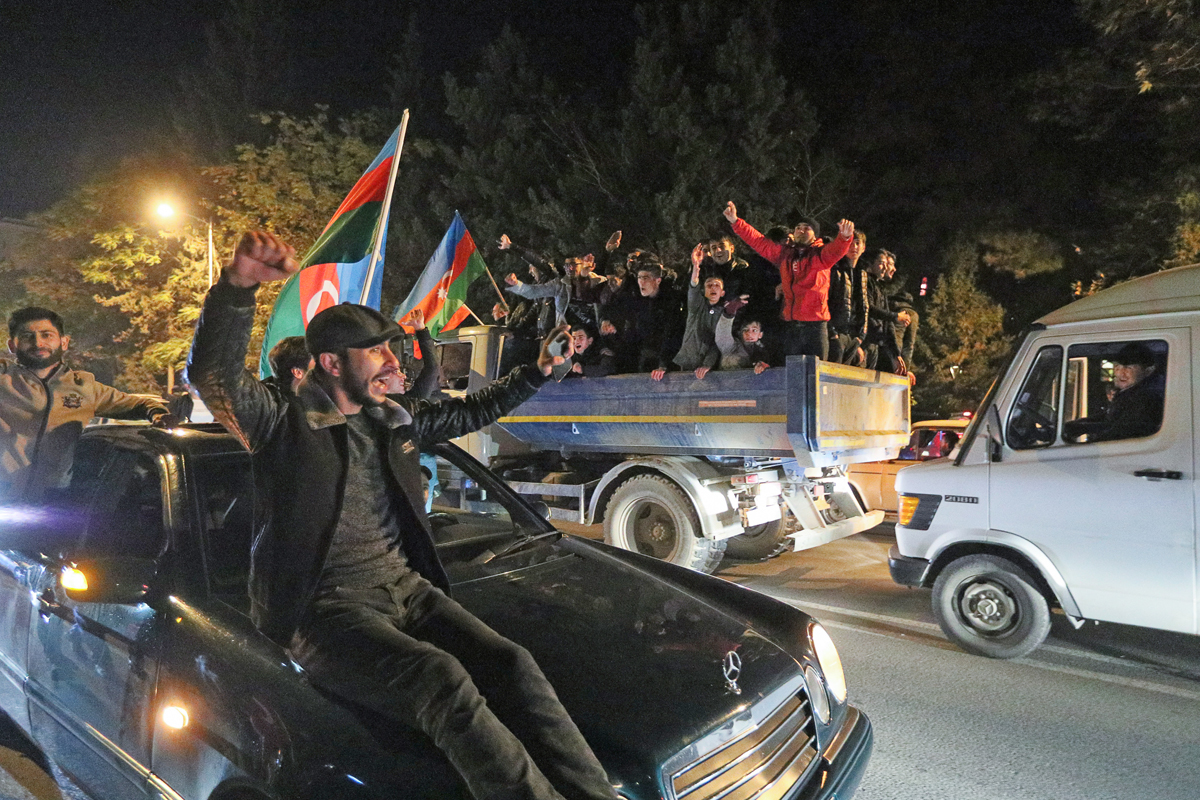 Мингечевир. Местные жители во время празднования завершения войны в Нагорном Карабахе. Азербайджан, 10 ноября 2020