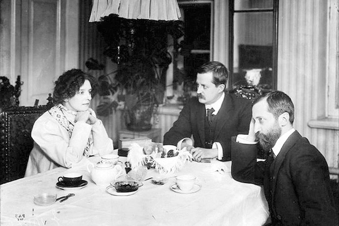 Зинаида Гиппиус в домашней обстановке с Д. Философовым и Д. Мережковским,  1914 год