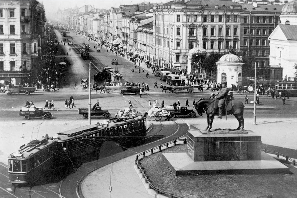 Открытие памятника Александру III на Знаменской площади в Санкт-Петербурге, 1909 год. На постаменте была выбита надпись: «ИМПЕРАТОРУ АЛЕКСАНДРУ III ДЕРЖАВНОМУ ОСНОВАТЕЛЮ ВЕЛИКАГО СИБИРСКАГО ПУТИ»