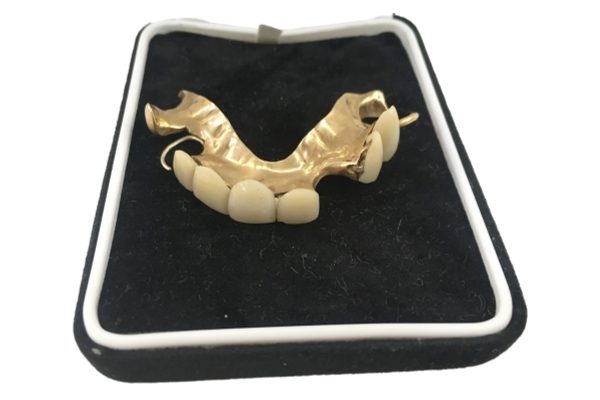 Зубной протез Уинстона Черчилля, выставленный на аукцион