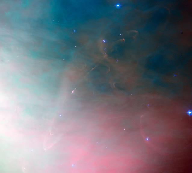И снова туманность Ориона. Левее центра — очень молодая звезда. Внутри ее газопылевой оболочки формируются планеты. Точно так же примерно 5 миллиардов лет назад возникла и Земля