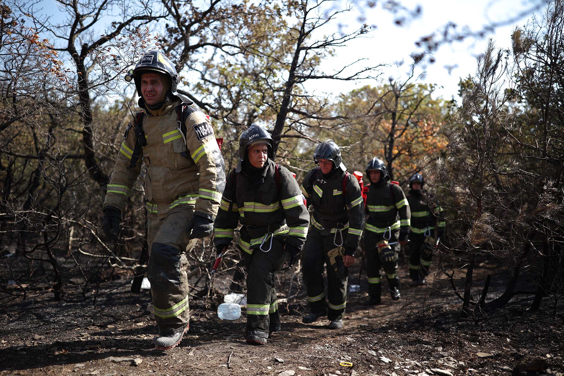 Пожарные на месте тушения лесного пожара в Геленджике